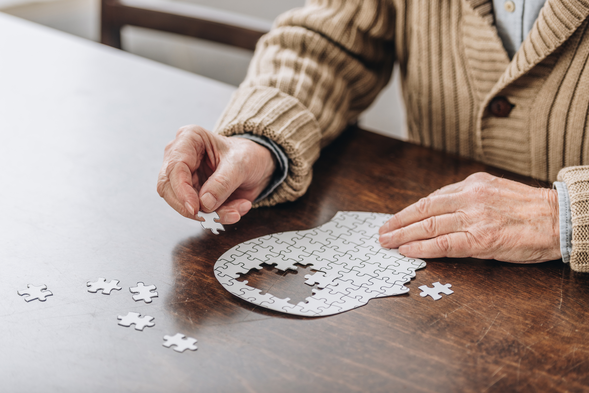Alzheimer jest chorobą postępującą z biegiem lat, która ma różne objawy.