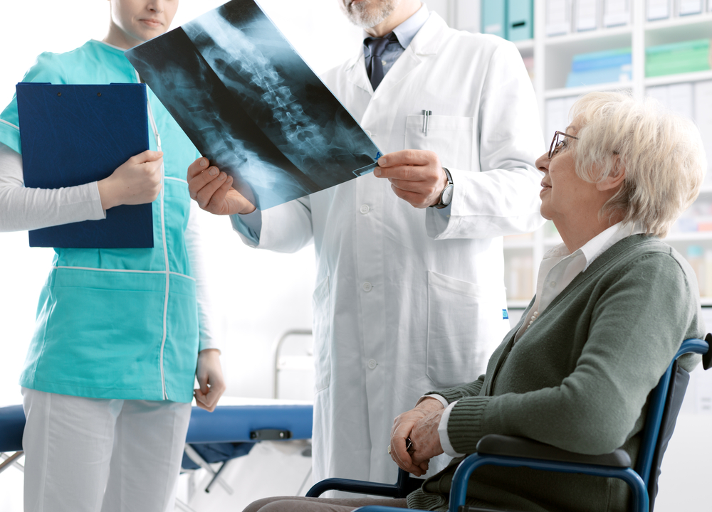 Na osteoporozę narażeni są szczególnie seniorzy.